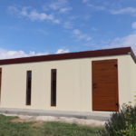 Záhradný domček v pieskovej omietke