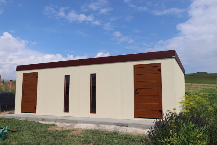 Záhradný domček v pieskovej omietke