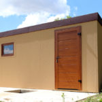 Záhradný domček v béžovej omietke