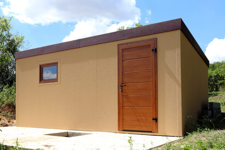 Záhradný domček v béžovej omietke