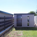 Záhradný domček so svetlo šedou omietkou