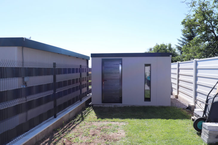 Záhradný domček so svetlo šedou omietkou