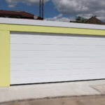 Garáž pre dve autá v žltej omietke