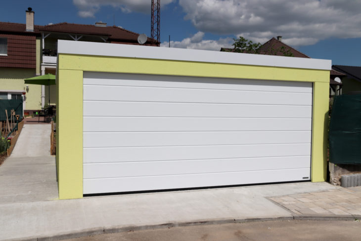 Garáž pre dve autá v žltej omietke