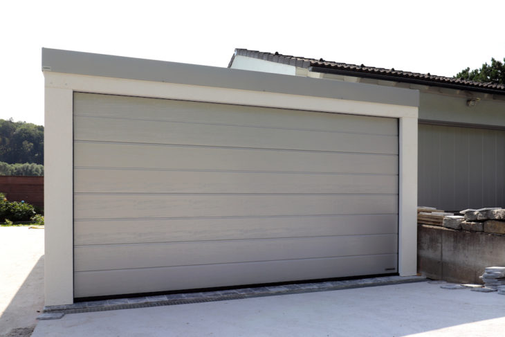 Dvojgaráž s doplnkami v bielom hliníku