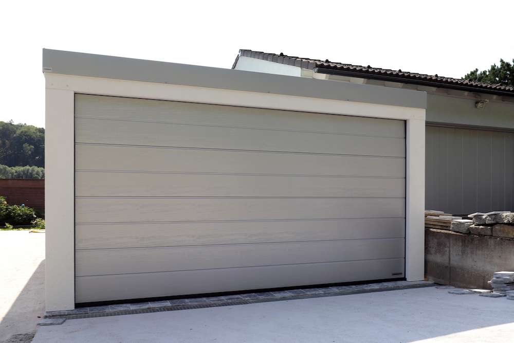 gardeon-garaz-pre-dve-auta-18 Dvojgaráž s doplnkami v bielom hliníku