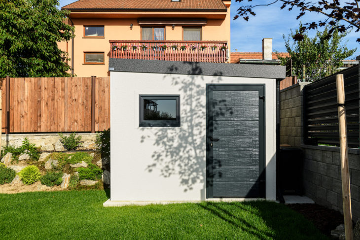 Záhradný domček s izolovanými dverami