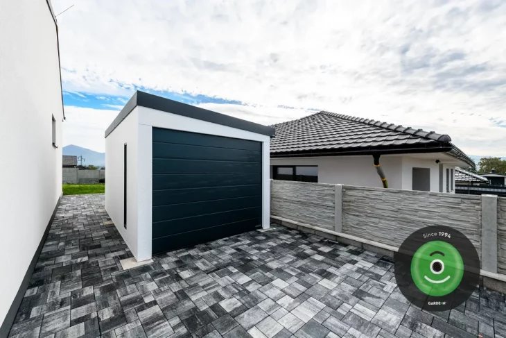 Garáž pri plote