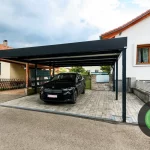 Auto pod prístreškom