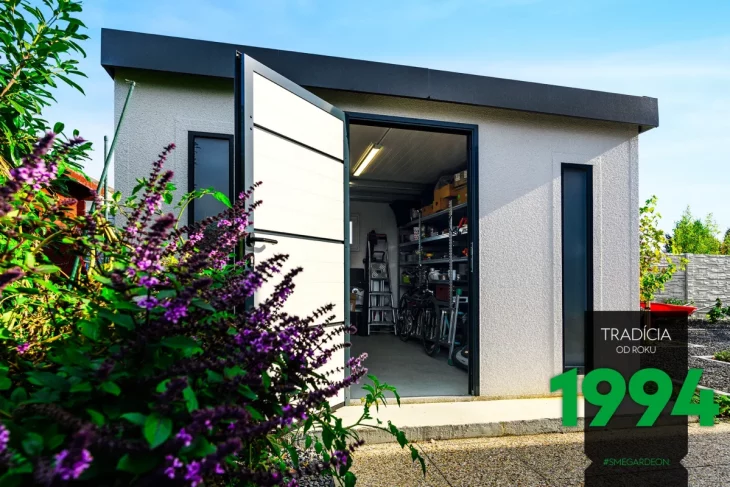 Otvorené dvere do záhradného domčeka