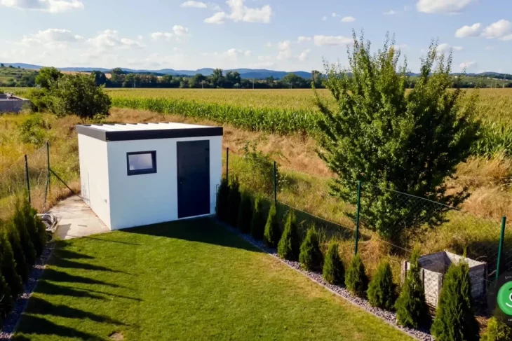 Záhradný domček s izolovanými dverami