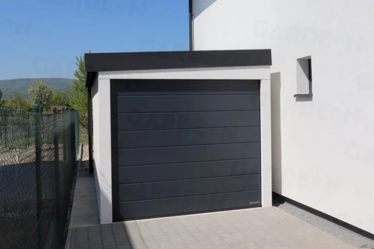 Garáž GARDEON medzi plotom a domom