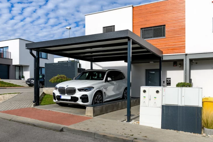 Prístrešok GARDEON s bielym BMW