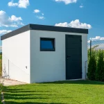 Záhradný domček GARDEON v rohu pozemku vedľa plota