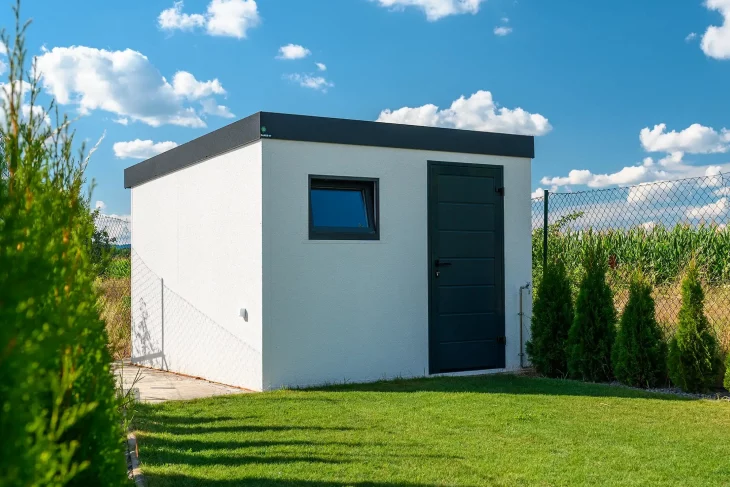 Záhradný domček GARDEON v rohu pozemku vedľa plota