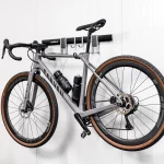GARDEON závesný systém na bicykel na stene stavby s hákmi na doplnky