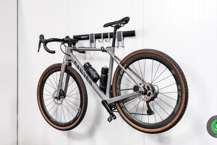 GARDEON závesný systém na bicykel na stene stavby s hákmi na doplnky