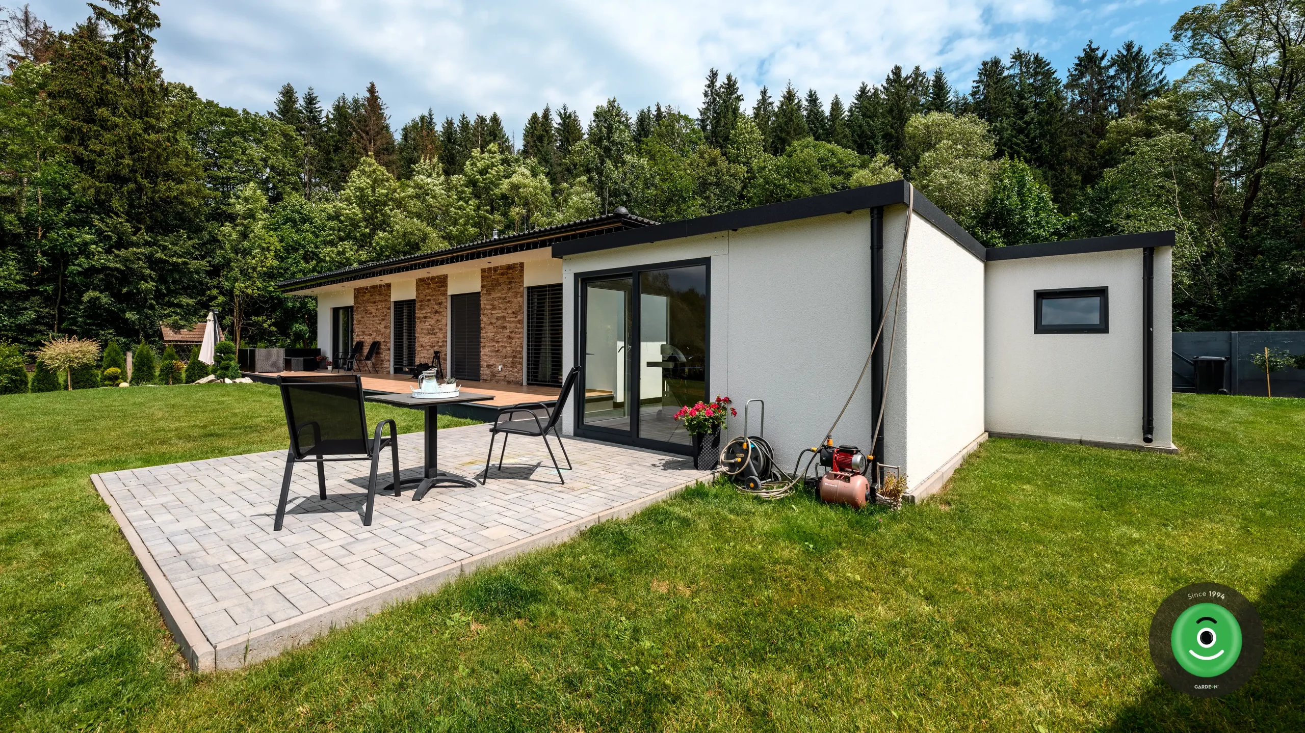 gardeon-garaz-zahradny-domcek-atyp-pultova-strecha-4681-CA-8 Letná obývačka s posedením