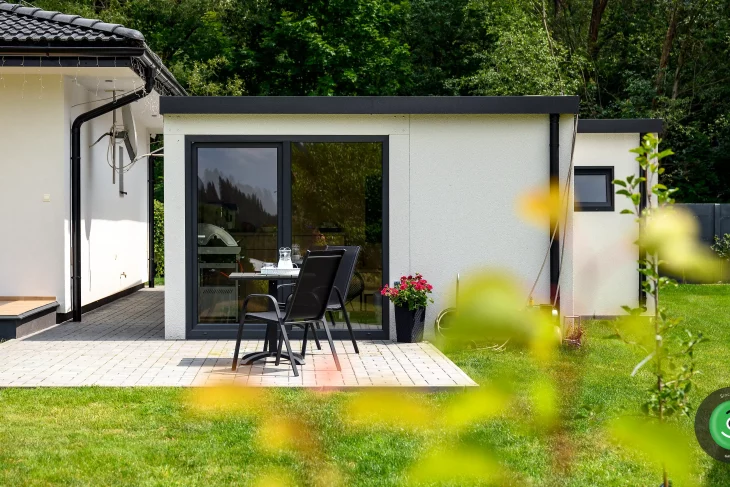 Tiny house s posedením na terase