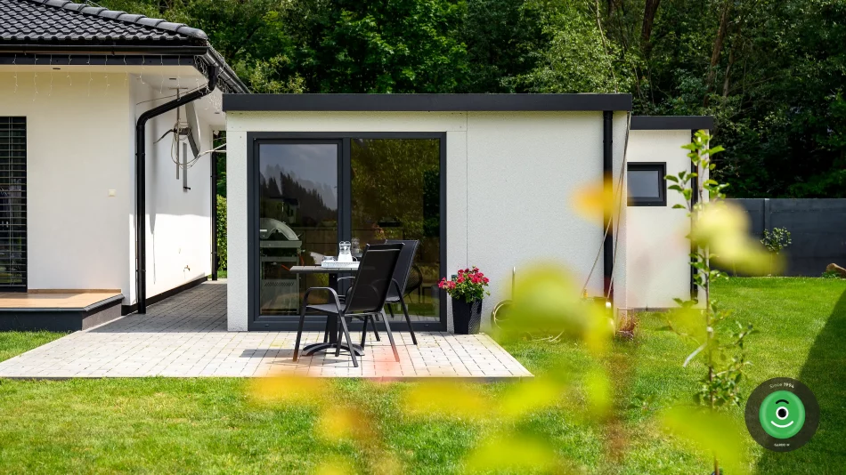 Tiny house s posedením na terase