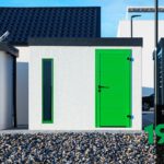 Záhradný domček so zelenými sverami a zeleným svetlíkom