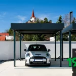 Auto pod prístreškom pre jedno auto