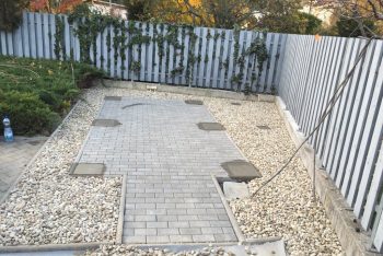 Betonpillérek a térkővel egy síkban