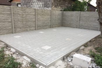 Betonpillérek a térkővel egy síkban