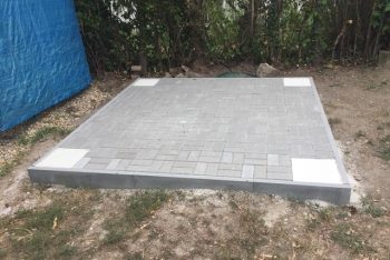 Betonpillérek a térkővel egy síkban