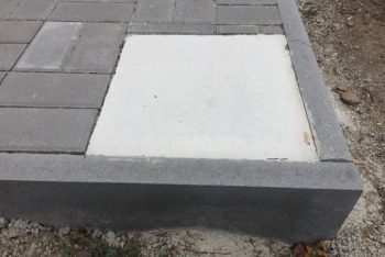Betonpillérek a térkővel egy síkban