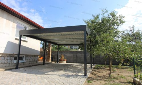 Mobil, egyállásos kocsibeálló egy hagyományos családi ház mellett