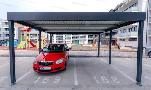 Dizájnos GARDEON kétállásos kocsibeálló a társasház mellett