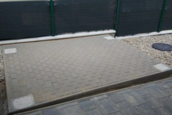 Betonpillérek a térkővel egy síkban