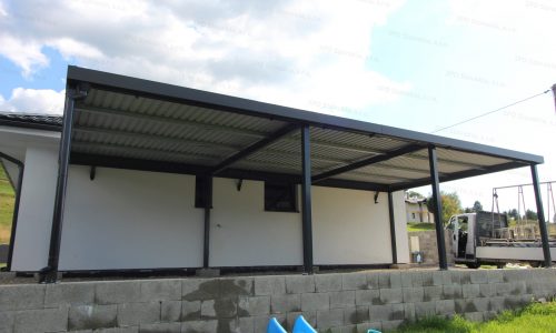 GARDEON acél kocsibeálló antracit színben egy családi ház mellett