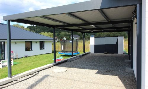 Mobil GARDEON egyállásos kocsibeálló a családi ház mellett