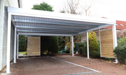 Kétállásos acél kocsibeálló fehér vakolattal, lapostetővel