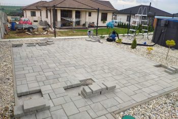 Betonpillérek a térkő alatt