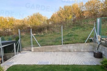Betonpillérek a térkővel egy síkban