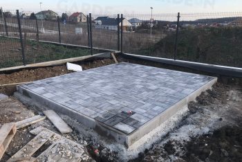 Betonpillérek a térkő alatt