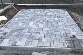 Betonpillérek a térkő alatt