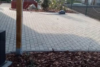 Betonpillérek a térkő alatt