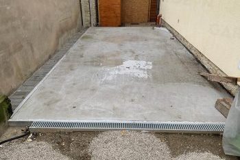 Betonlemez ereszcsatornával