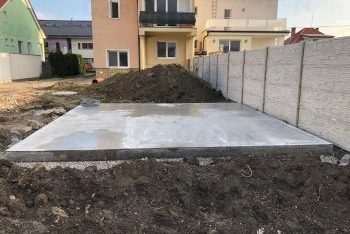 Betonlemez a ház mögött