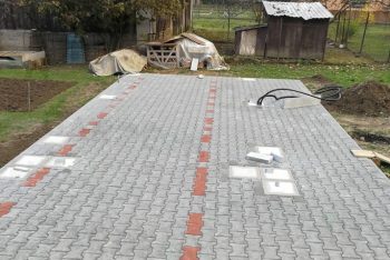 Térkő betonpillérekkel