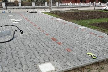 Térkő betonpillérekkel