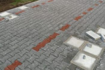 Térkő betonpillérekkel