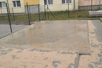 Betonlemez a játszótéren
