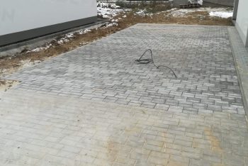 Térkő betonpillérekkel