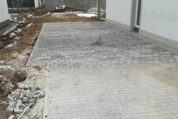 Térkő betonpillérekkel