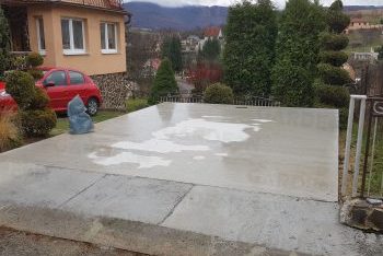 Betonlemez a kerítés mögött